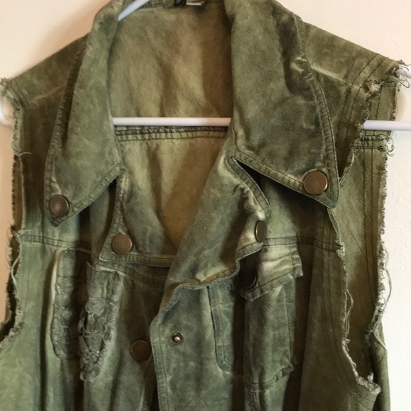 Camo style vest - Picture 2 of 6